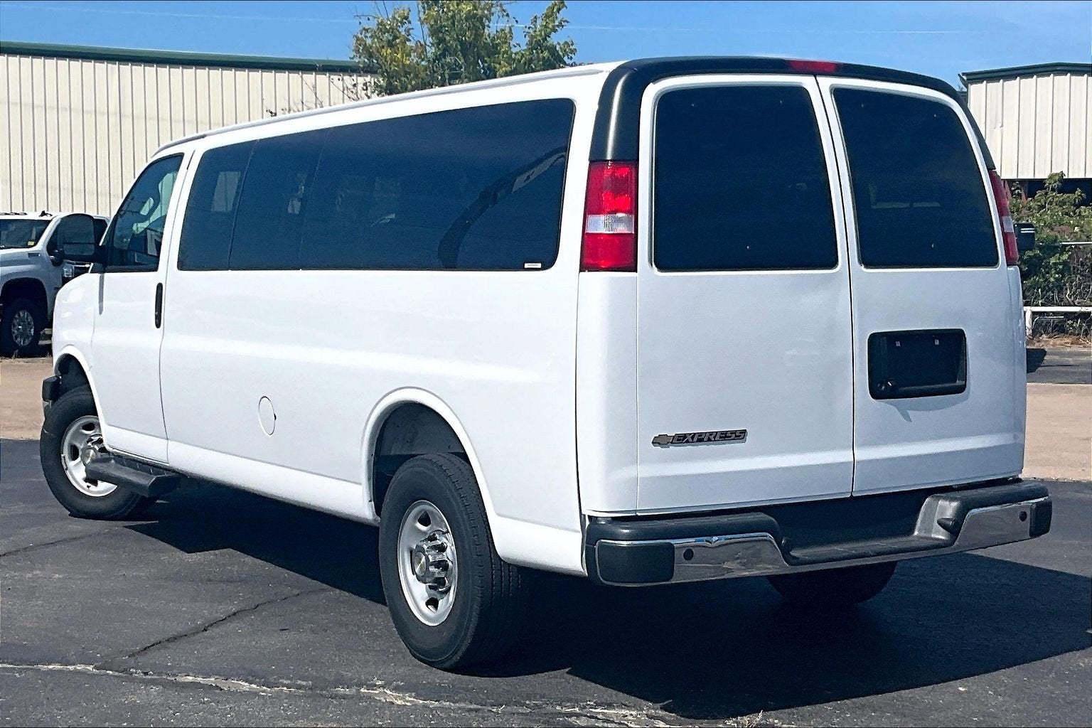 2025 Chevrolet Express Passenger 1LT