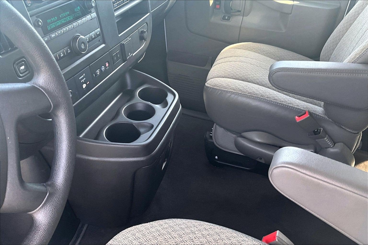 2025 Chevrolet Express Passenger 1LT