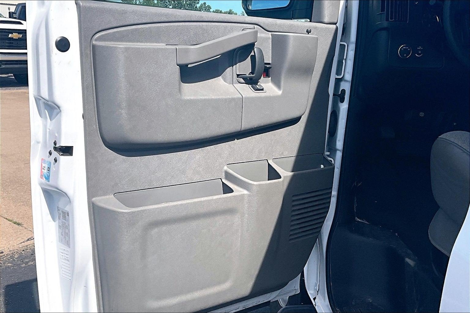 2025 Chevrolet Express Passenger 1LT