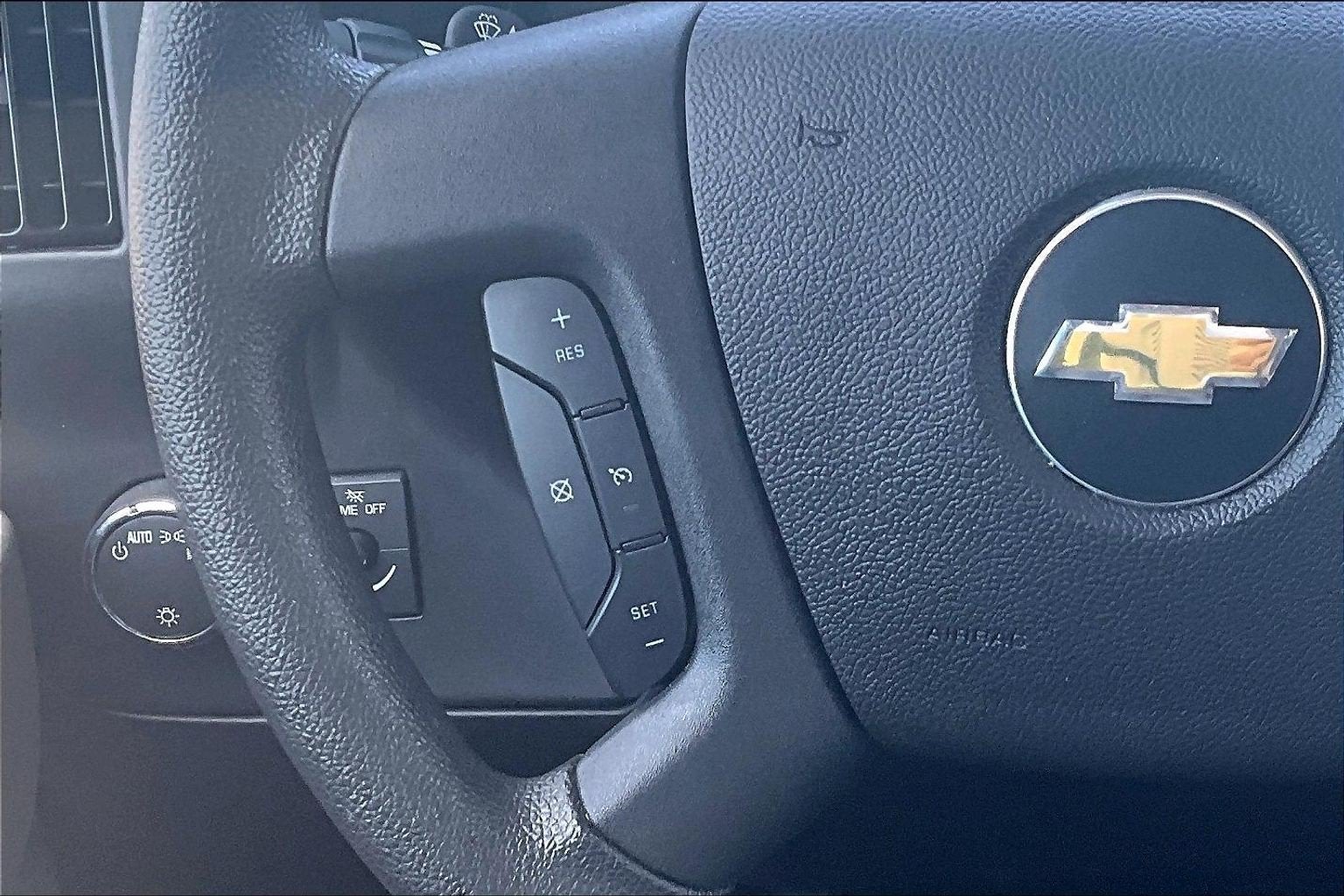 2025 Chevrolet Express Passenger 1LT