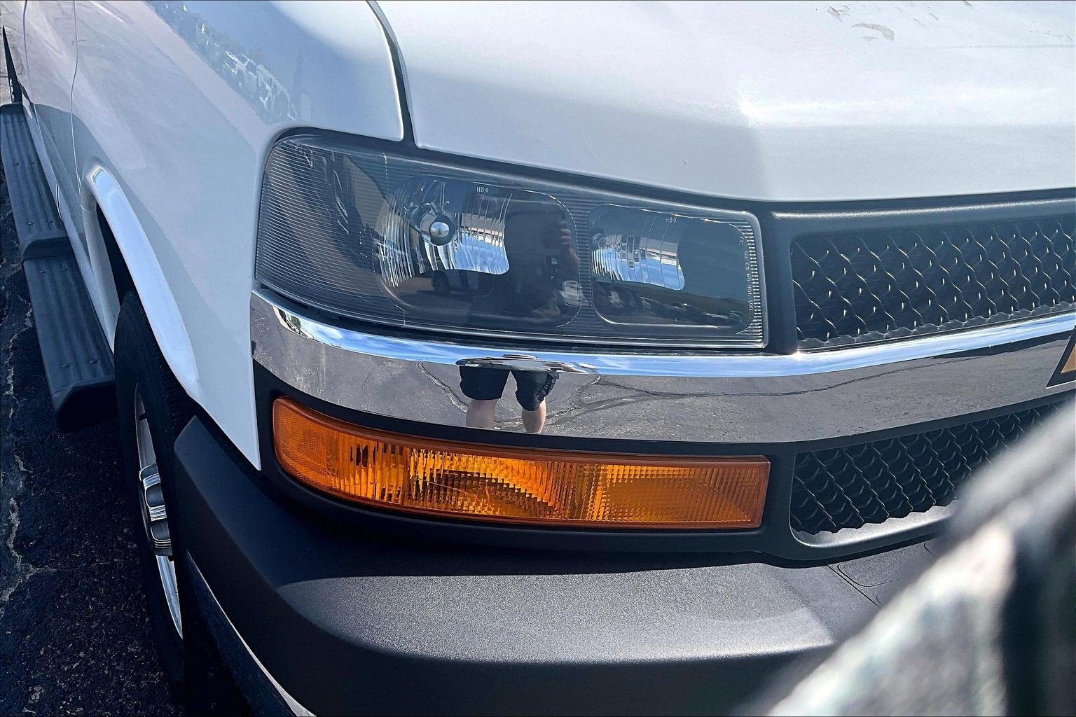 2025 Chevrolet Express Passenger 1LT