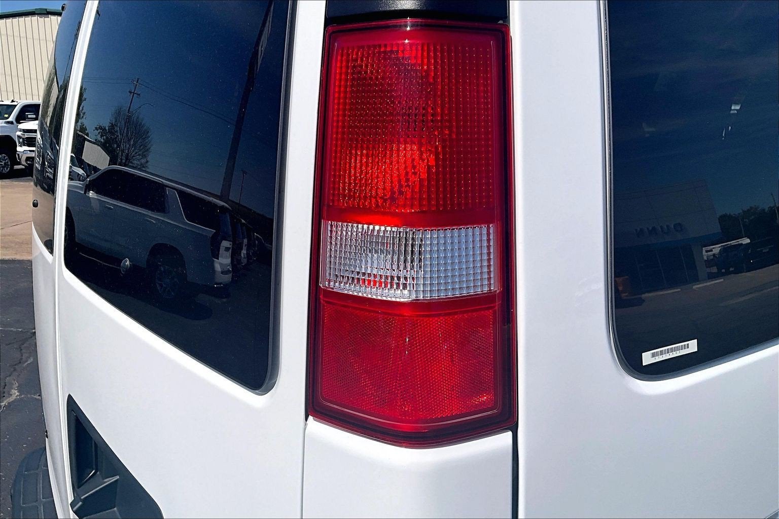 2025 Chevrolet Express Passenger 1LT