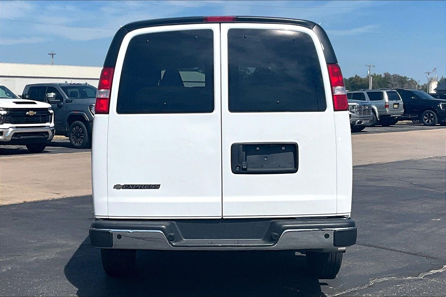 2025 Chevrolet Express Passenger 1LT