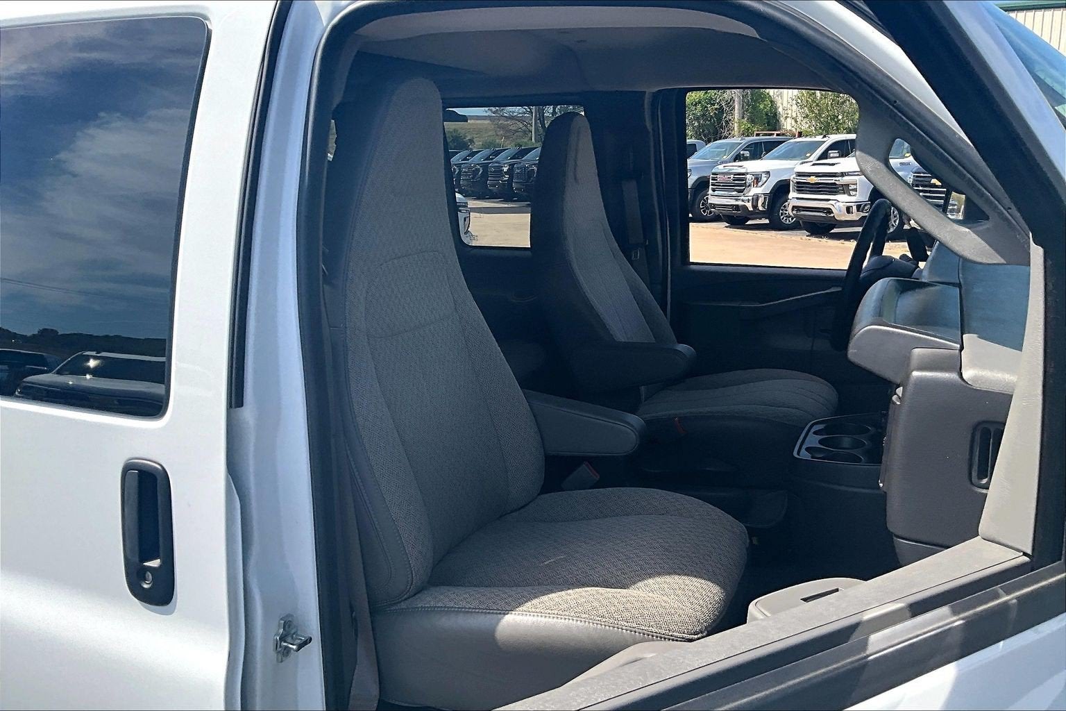 2025 Chevrolet Express Passenger 1LT