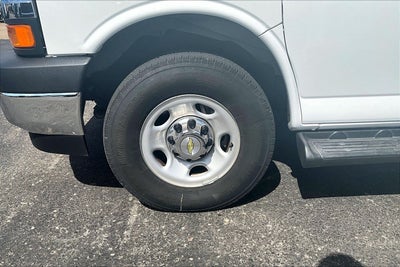 2025 Chevrolet Express Passenger 1LT