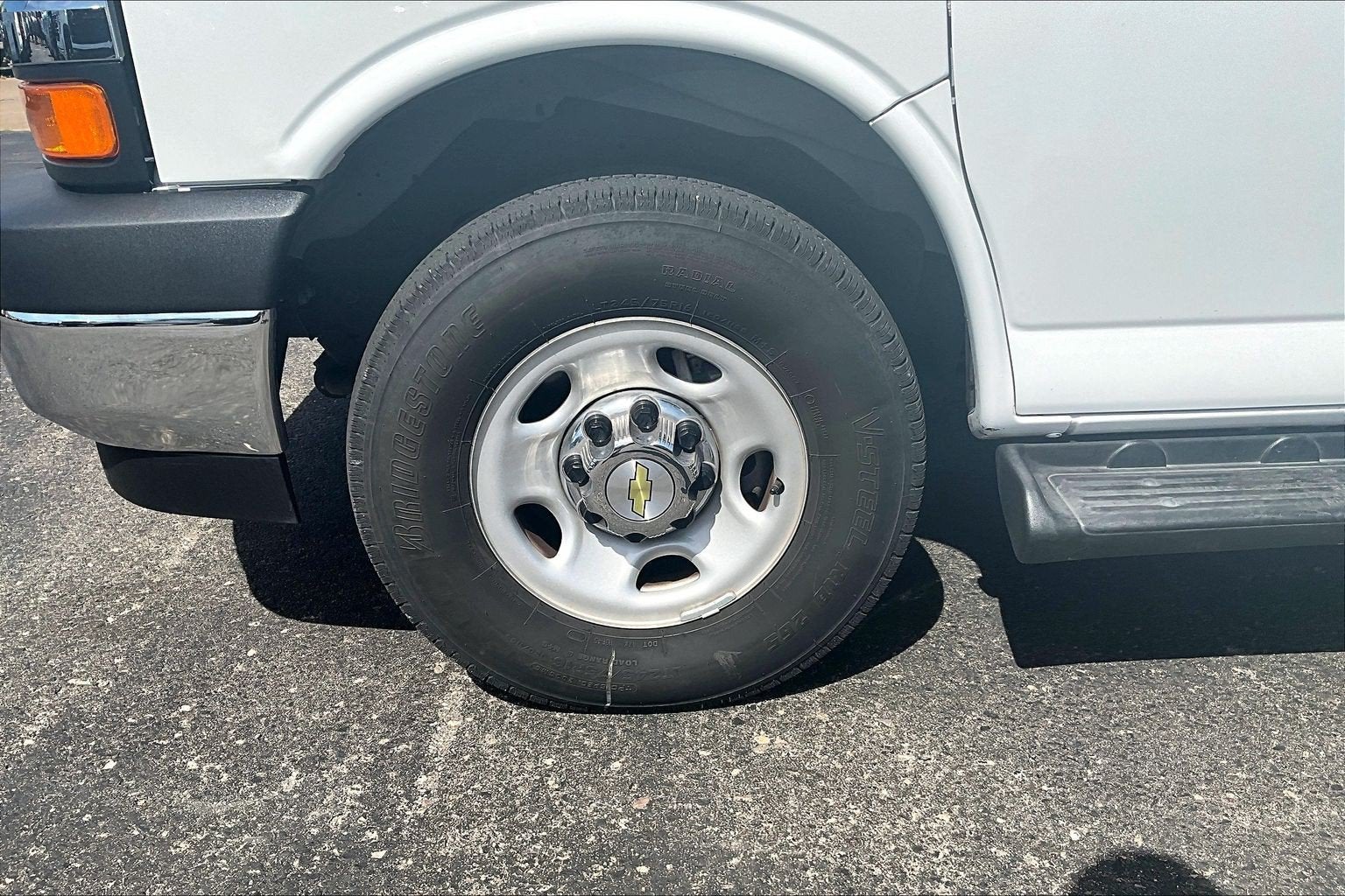 2025 Chevrolet Express Passenger 1LT