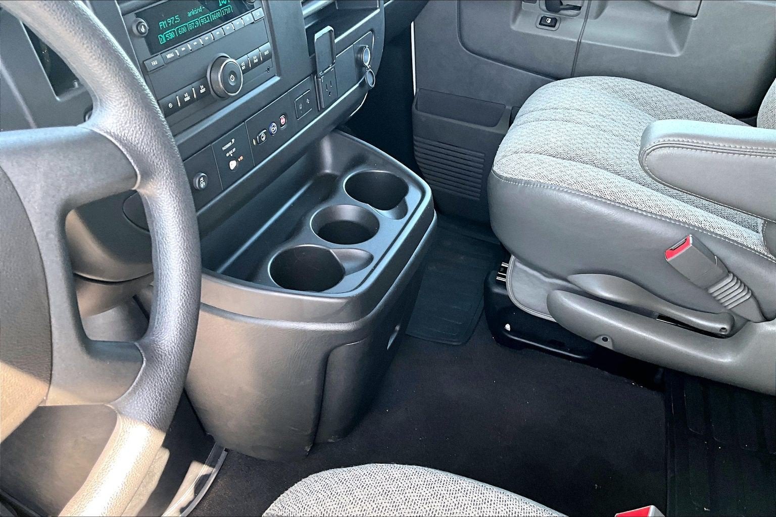 2025 Chevrolet Express Passenger 1LT