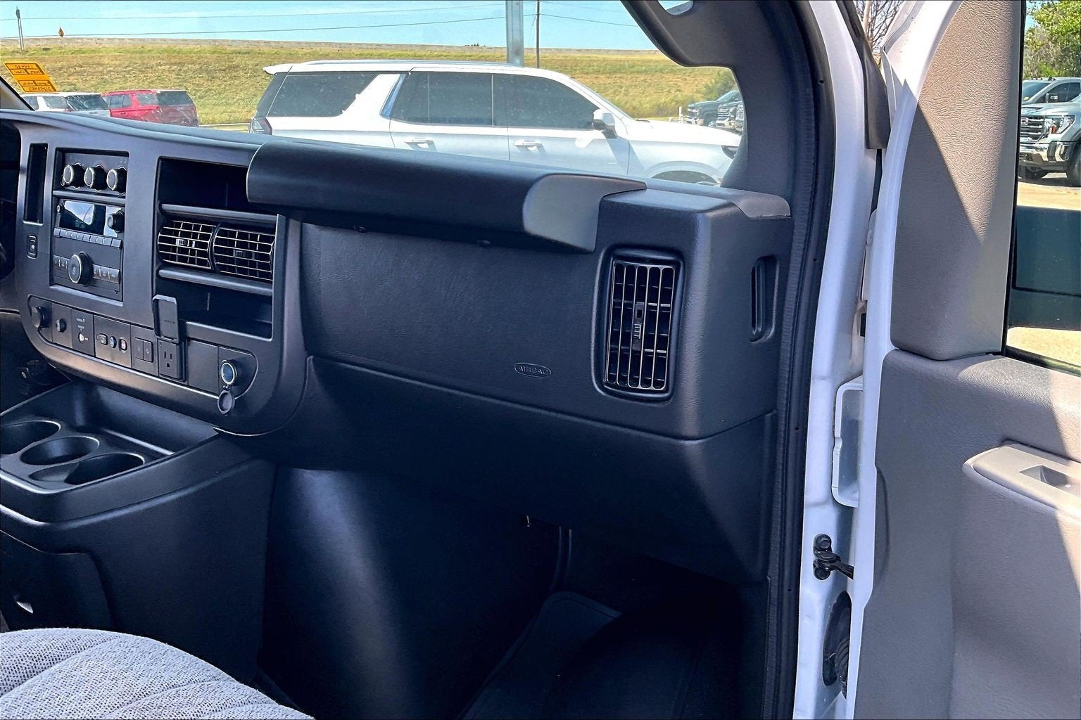 2025 Chevrolet Express Passenger 1LT