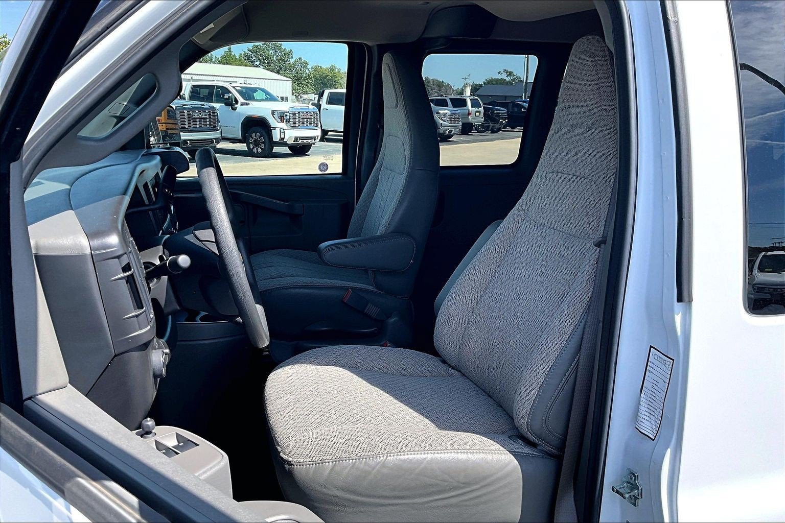 2025 Chevrolet Express Passenger 1LT