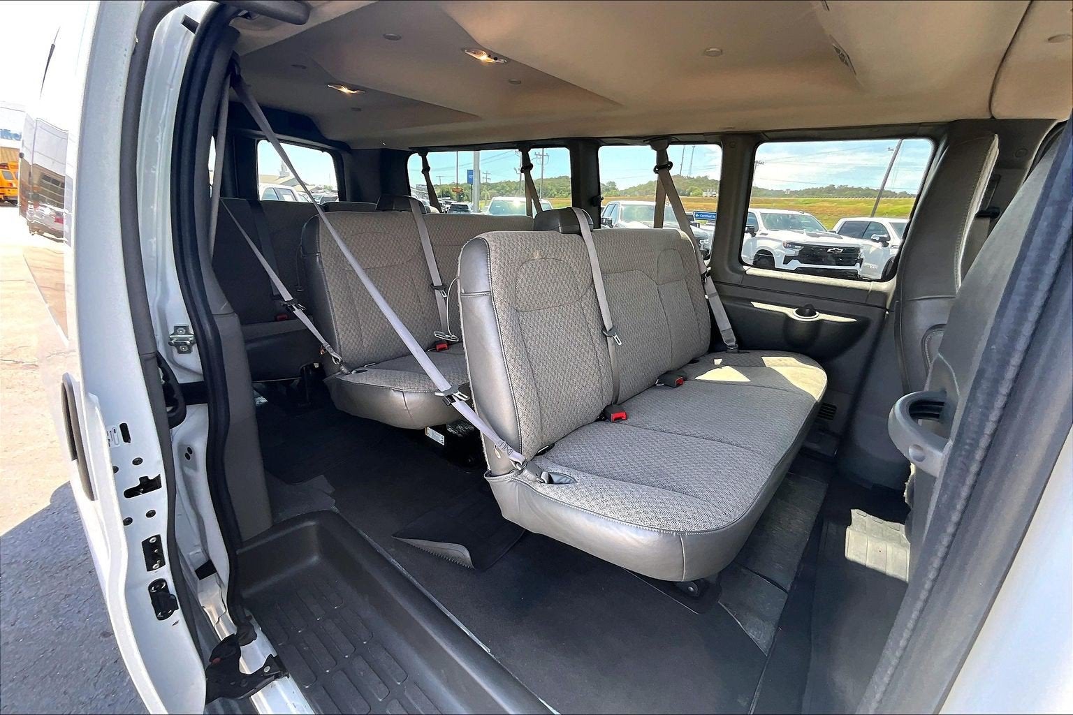 2025 Chevrolet Express Passenger 1LT