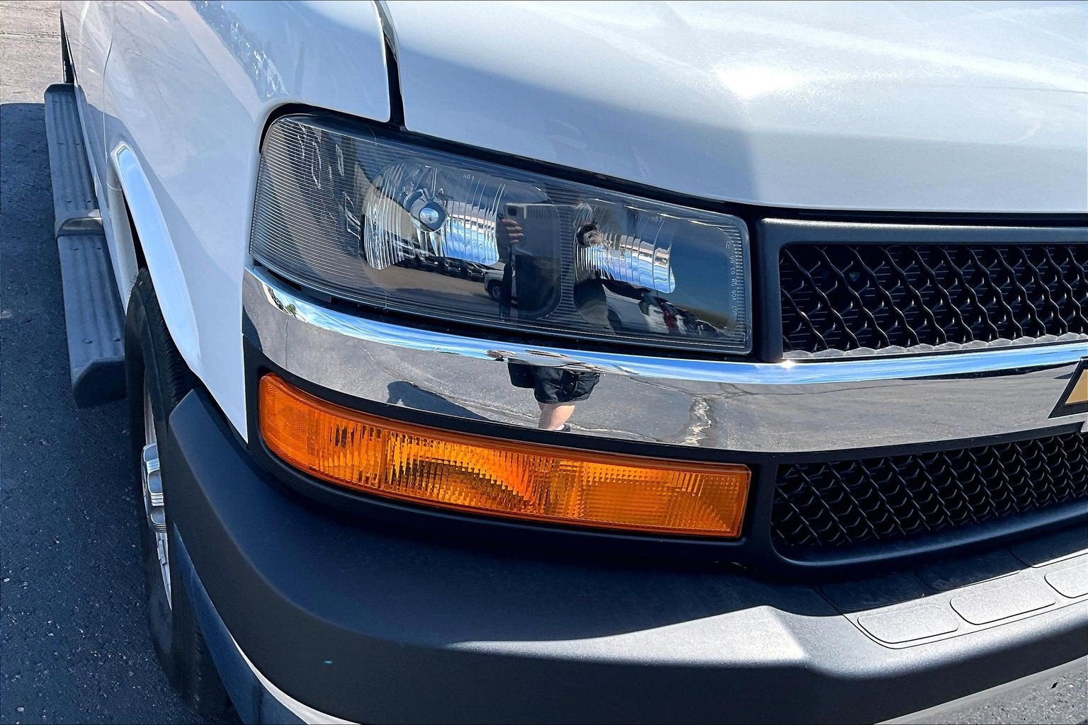2025 Chevrolet Express Passenger 1LT