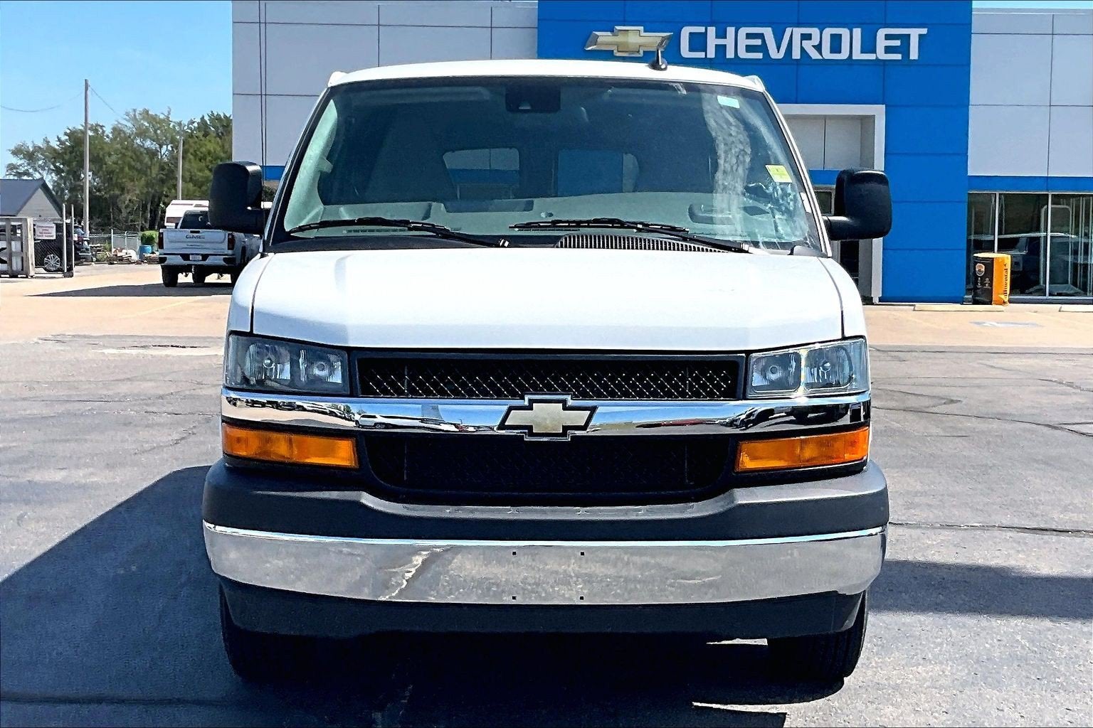 2025 Chevrolet Express Passenger 1LT