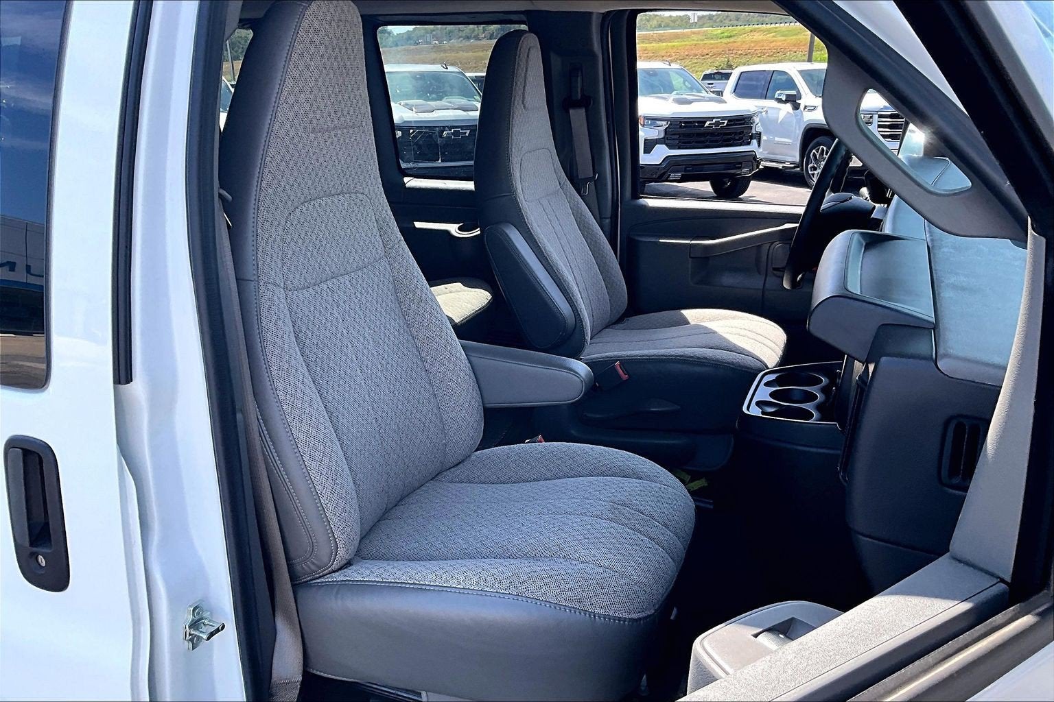 2025 Chevrolet Express Passenger 1LT