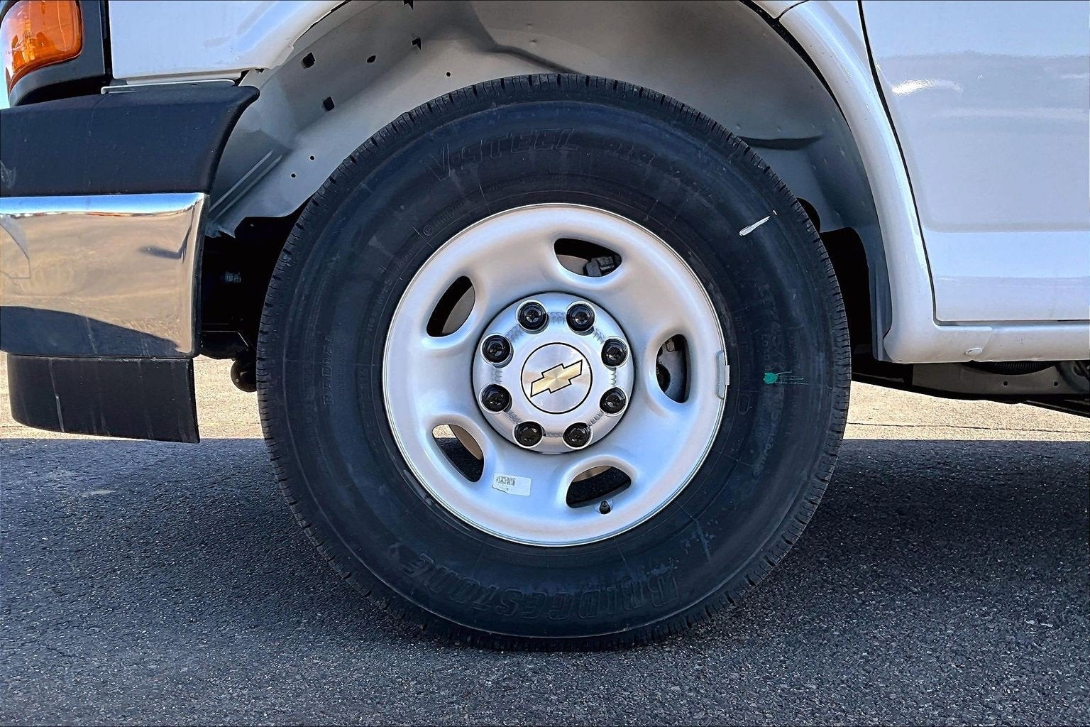 2025 Chevrolet Express Cutaway 3500 1WT